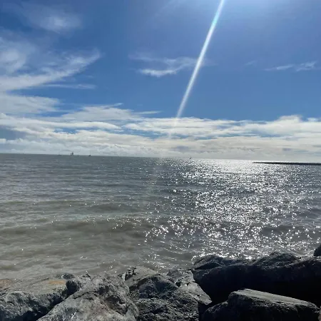 Logis Le Rochelois Hotel 3*