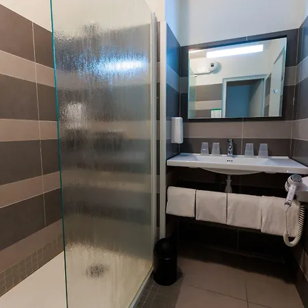 Hotel Logis Le Rochelois 3*