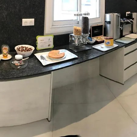 Logis Le Rochelois Hotel 3*