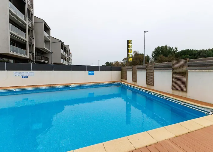 Logis Le Rochelois Hotel