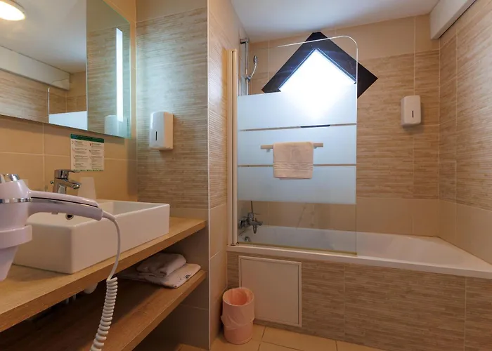 Hotel Logis Le Rochelois 3*