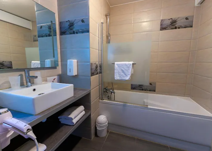 Logis Le Rochelois Hotel