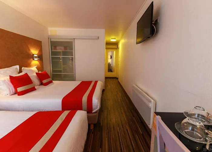 Logis Le Rochelois Hotel