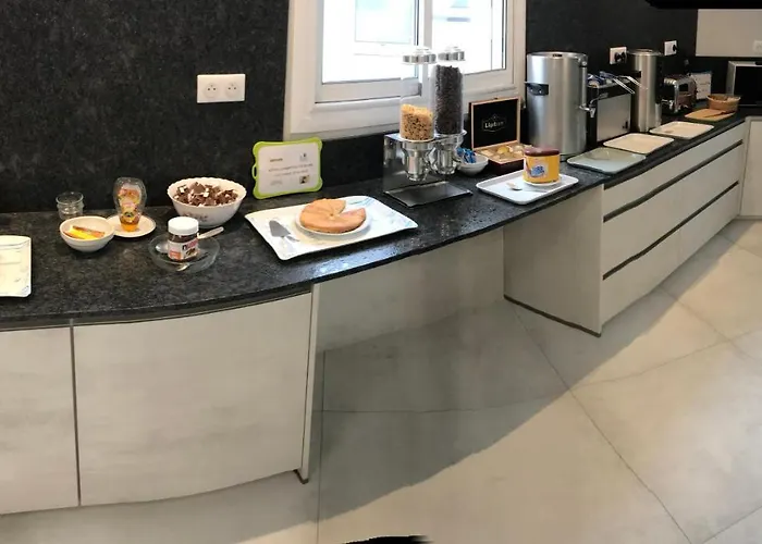 Logis Le Rochelois Hotel 3*