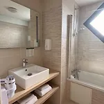 Logis Le Rochelois Hotel