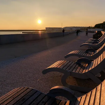 Hotel Logis Le Rochelois 3*