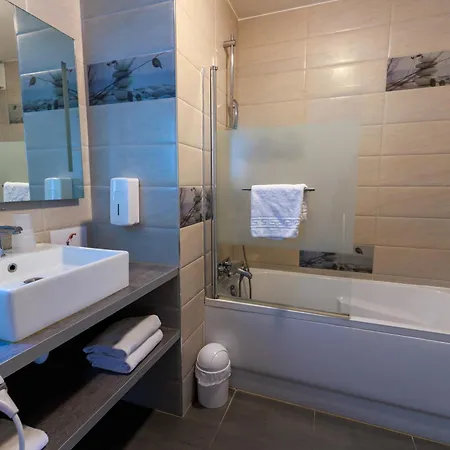 Logis Le Rochelois Hotel
