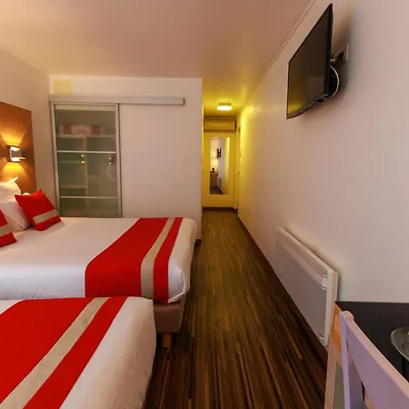 Logis Le Rochelois Hotel