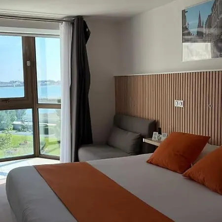 Hotel Logis Le Rochelois 3*