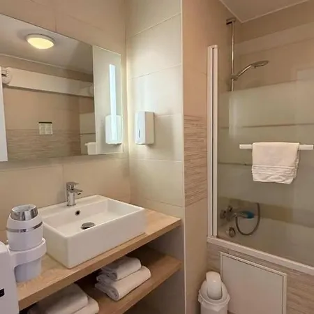 Logis Le Rochelois Отель