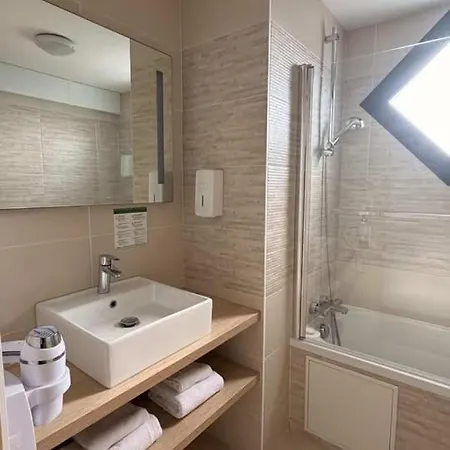 Logis Le Rochelois Hotel