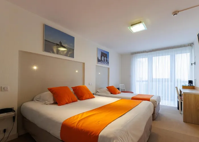 Hotel Logis Le Rochelois 3*