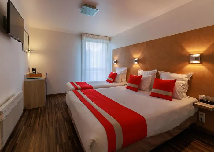 Logis Le Rochelois Hotel