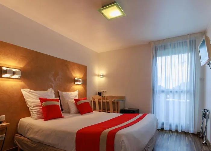 Logis Le Rochelois Hotel 3*