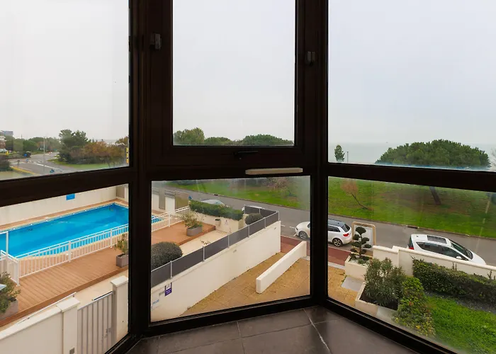 Hotel Logis Le Rochelois 3*