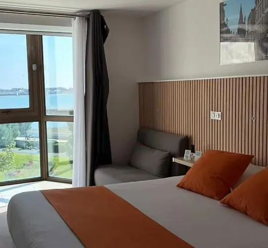 Hotel Logis Le Rochelois 3*