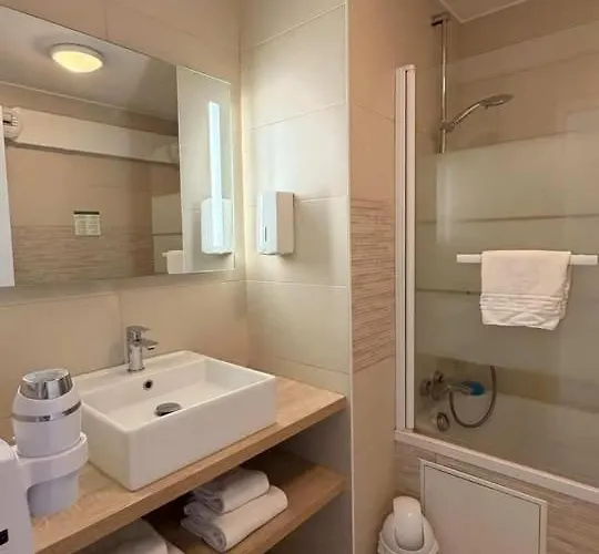 Logis Le Rochelois Hotel