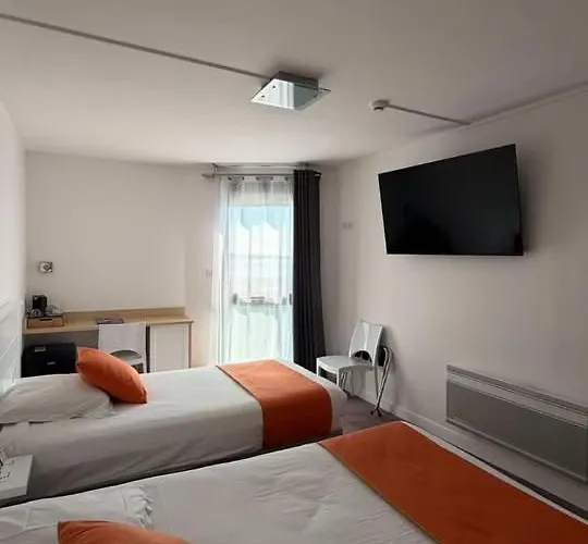 Logis Le Rochelois Hotel 3*