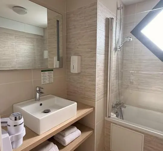 Logis Le Rochelois Hotel