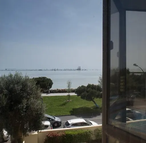 Logis Le Rochelois Hotel